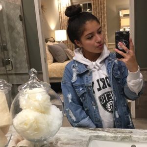 Meet your Posher, Thalia